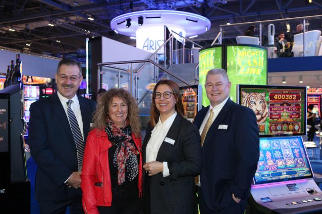 De izquierda a derecha: Alfonso Sánchez (Director Comercial, non-casino - EMEA, Aristocrat), Isabel Rodríguez (Presidenta, Grupo VID), Pilar Mancilla (Directora Comercial, VID Comercial), James Boje (Director Gerente – EMEA, Aristocrat)