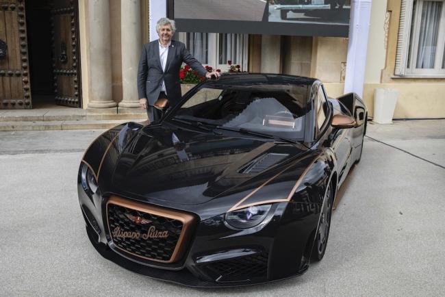 Miguel Suqué Mateu junto al modelo Hispano Suiza Carmen Boulogne