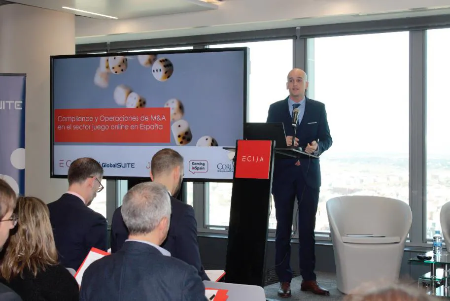 Mikel López de la Torre, presidente de JDigital, durante la bienvenida al seminario “Compliance integral y operaciones de M&A del sector del juego en España”