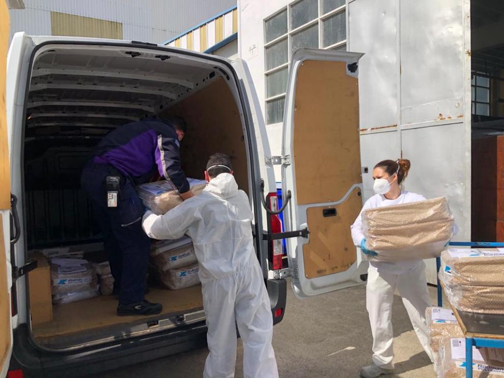 El material saliendo para el Hospital de Vigo donado por AGEO y fabricado en Rodman Polyships