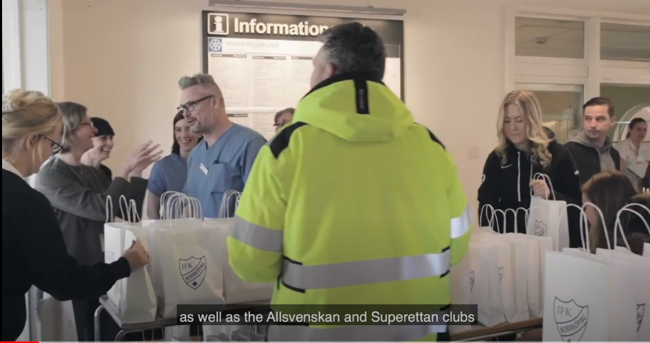El Grupo Kindred se une a clubes de fútbol suecos para llevar comidas a domicilio, abrir líneas telefónicas para ancianos,... (Vídeo)