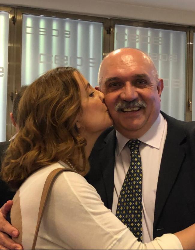 Como ya no sé cuándo podré estamparle un beso, y aunque a veces sea un poco travieso, me permito subir esta foto tan cariñosa con Miguel Ángel Riera tomada en un reciente congreso de ANESAR