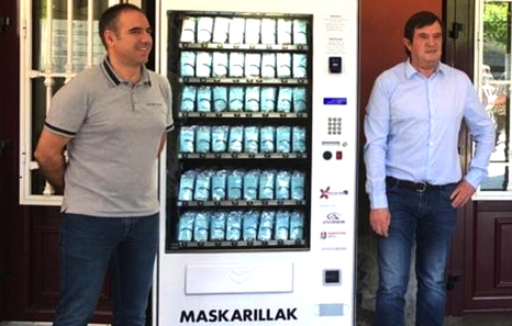 Nuestro héroe del día: 
Carlos Abad pone a disposición de los vecinos de Eibar máquinas dispensadoras de mascarillas de forma gratuita
