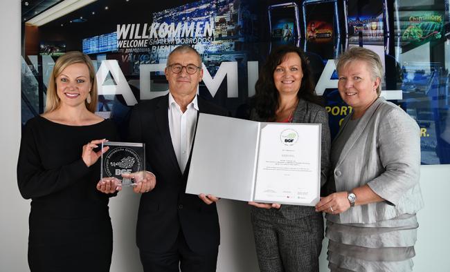 Monika Racek (CEO de ADMIRAL Casinos & Entertainment AG), Paul Kozelsky (Director Gerente ADMIRAL Sportwetten GmbH), Elisabeth Gschiel (Jefa de Servicio al Cliente ÖGK) y Beate Anglmayer (Servicio al Cliente ÖGK) en la ceremonia de premiación.
