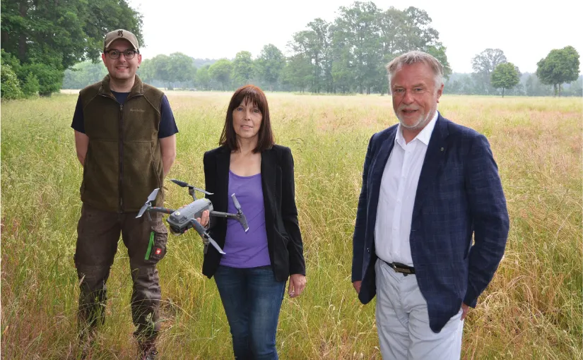 Sven Schumacher, Karin Ortgies y Werner Schroer en los campos de Espelkamp