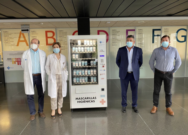 El Hospital de Burgos acoge la buena iniciativa de la industria del Juego representada por Carlos Abad (Urkotronik) y Antonio González (ASEOCYL)