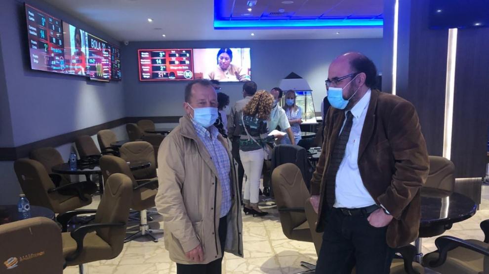 El Director Máximo López Vilaboa, junto a Jesús Serrano durante la reunión técnica que se realizó para la comprobación previa.