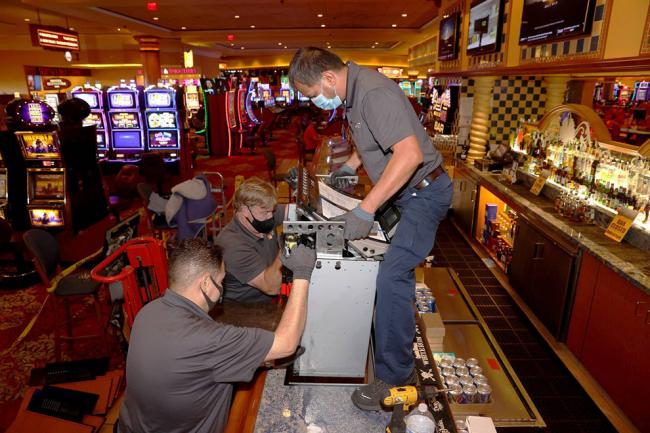 Equipo de IGT instalando una PeakBarTop en estado de Nevada