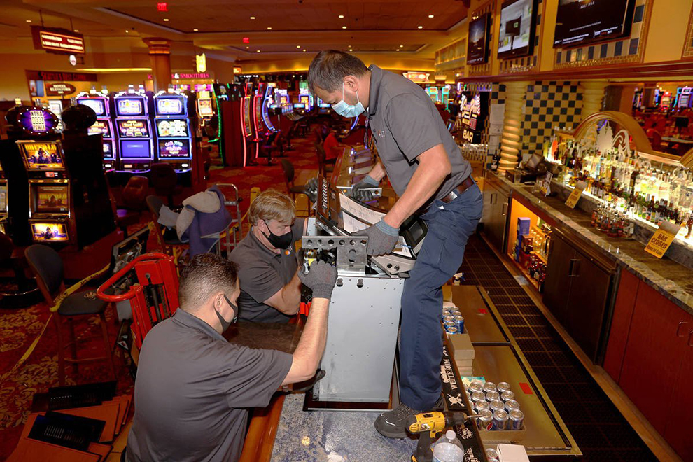 Equipo de IGT instalando una PeakBarTop en estado de Nevada
