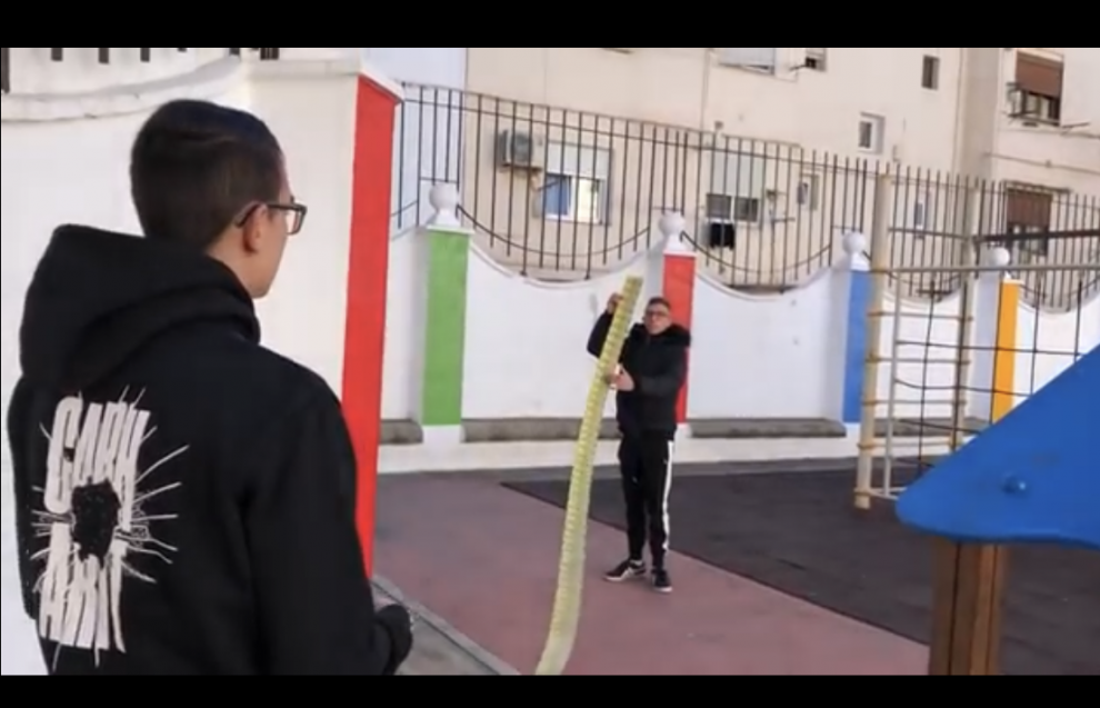 La histeria de dos jóvenes gastando CIENTOS DE EUROS en ristras de RASCAS... y prometen gastar más si el vídeo tiene muchas visitas