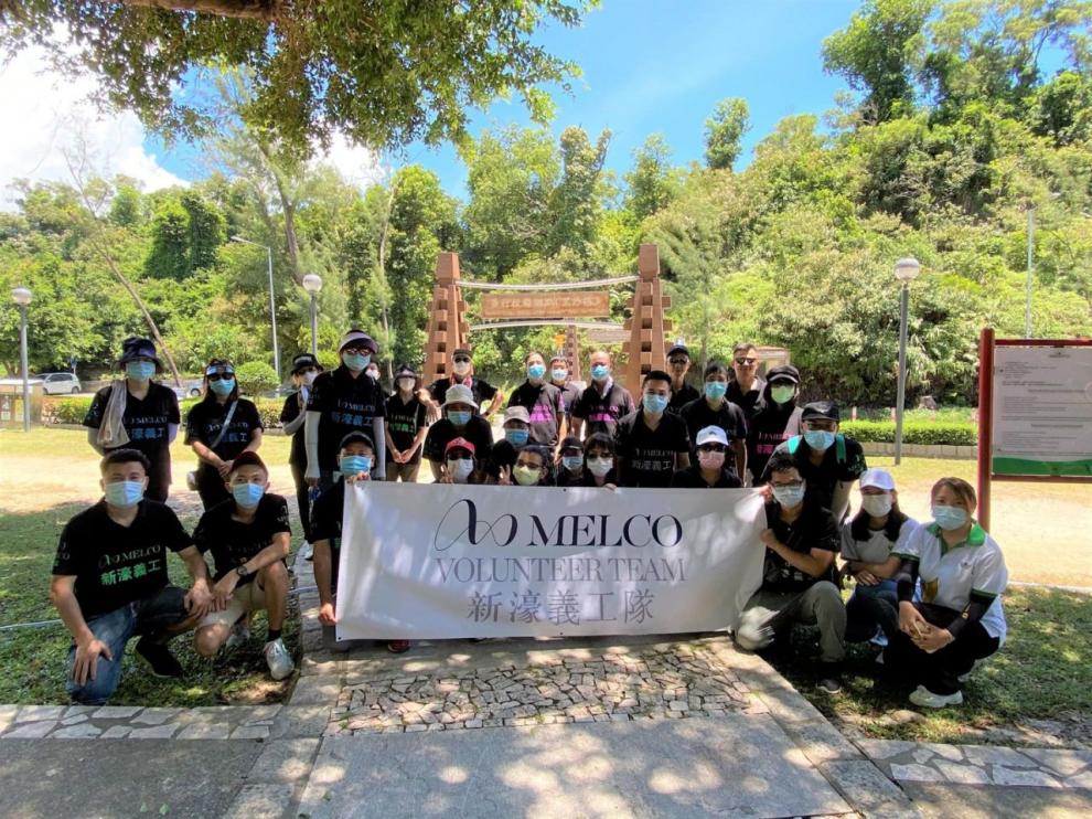  100 voluntarios de Melco Resorts & Entertainment limpian la playa de Hac Sa y sus alrededores (Fotos)