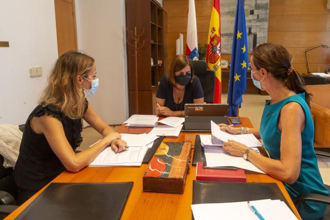 La consejera de Presidencia, junto a la directora y subdirectora de Interior, Jezabel Morán y Mónica Escobedo, respectivamente 