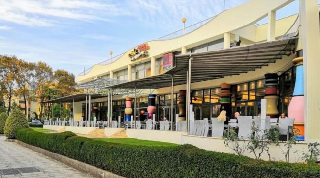  Después de 2 años de prohibición, Albania abre la puerta a nuevos locales en el centro de la capital