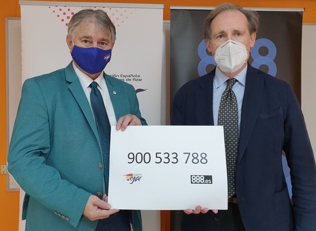 Máximo Gutiérrez, presidente de FEJAR, y Pedro Fernández-Arroyo, del gabinete de Comunicación de 888 en España.