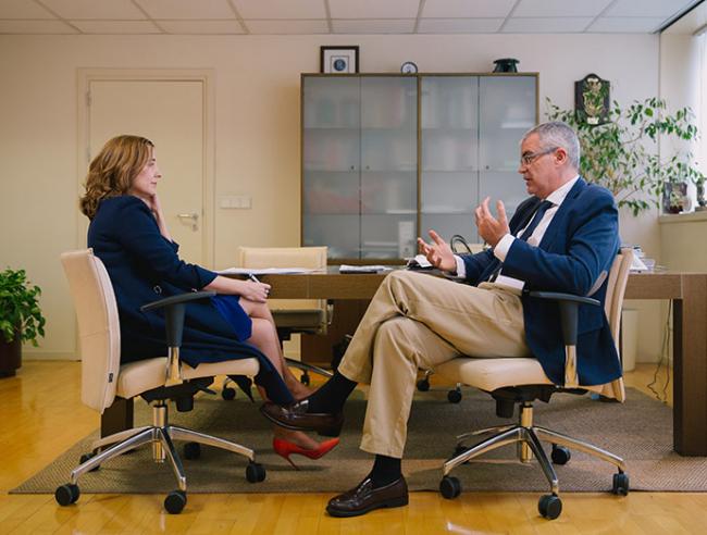 Santiago Villanueva Director de Emergencias e Interior y Regulador de Juego en la Xunta de Galicia, en una entrevista con nuestra Editora y Directora Jacqueline Mecinas