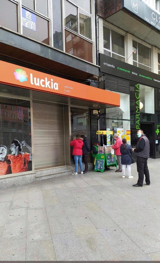 CEJUEGO se une a nuestra denuncia mostrando otra foto con COLAS de GENTE frente a vendedores de Loterías y junto a locales de juego privado cerrados