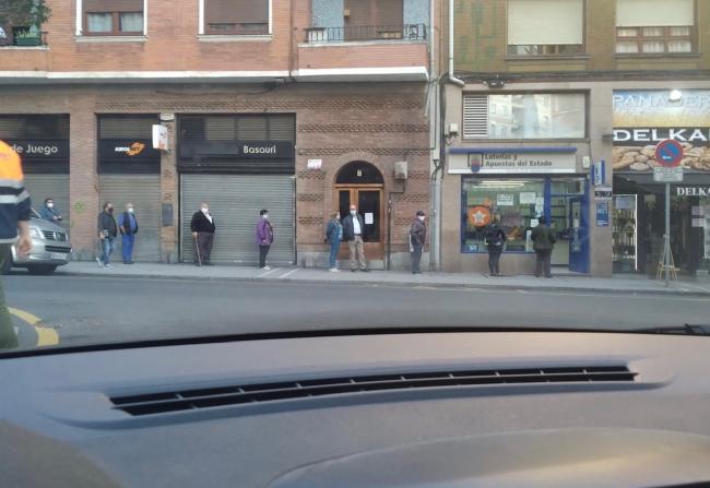 Una imagen vale más que mil palabras: Una cola para jugar a la Lotería delante de un local de juego cerrado