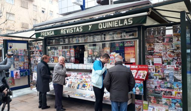 En esta imagen vemos que este kiosko de Albacete, donde ya parece que se procede a la venta de productos de SELAE.