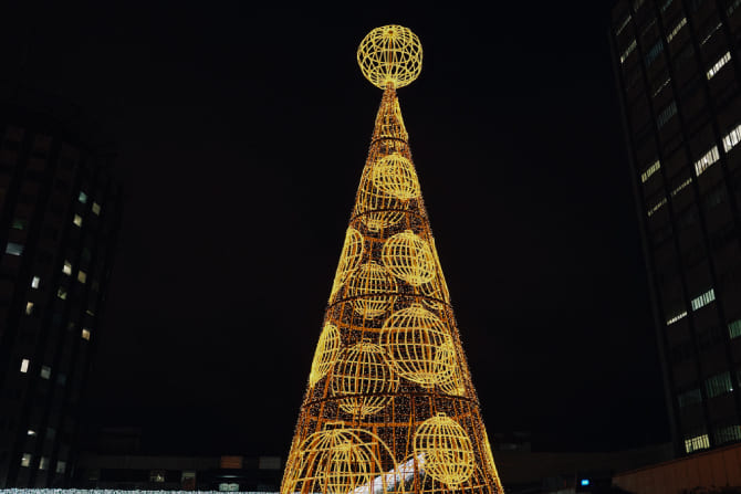 El árbol de la Lotería de Navidad ilumina el Hospital La Paz de Madrid como homenaje a los profesionales sanitarios