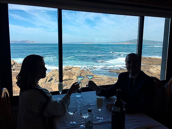 La foto no se ve muy bien, pero estamos Germán Gusano y servidora (Jacqueline Mecinas) en una feliz cumbre de AGEO durante una comida en la que nos reímos y disfrutamos