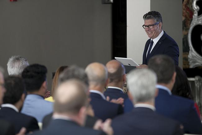 Carlos Chacón con los operadores:
