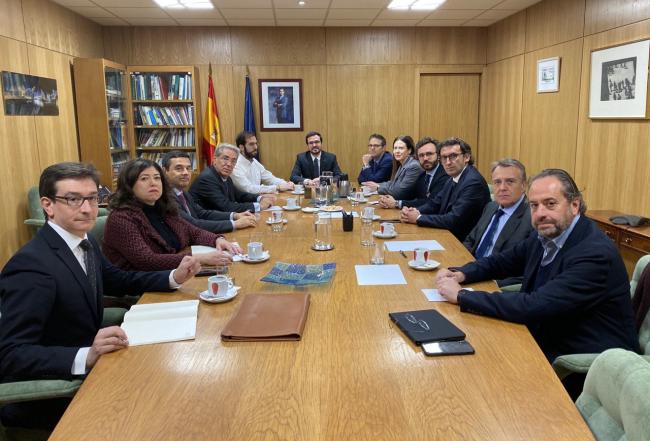 Imagen de la primera reunión oficial del Ministro Garzón con los representantes de la AMI el 10 de febrero