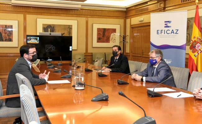 De izquierda a derecha, Alberto Garzón, ministro de Consumo, Jorge Bardón, vicepresidente de AEFI, y Maxi Gutiérrrez, presidente de Fejar