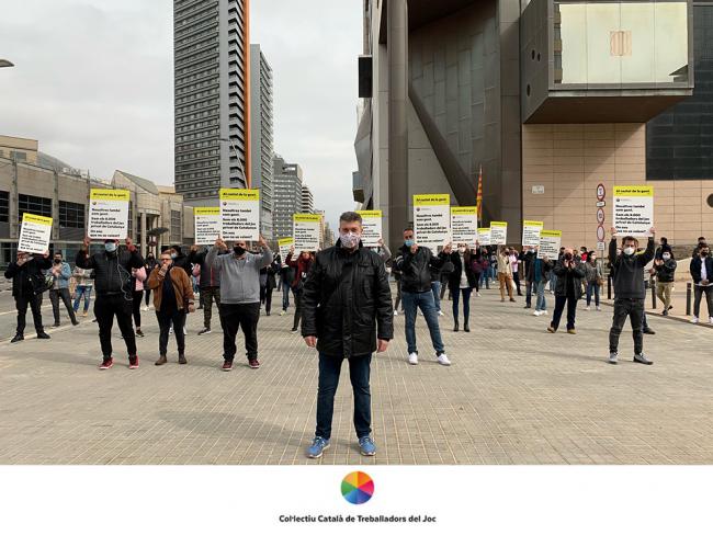  Los trabajadores del sector del juego catalán reclaman la reapertura ante la sede del Departamento de Trabajo, Asuntos Sociales y Familias de la Generalitat de Catalunya