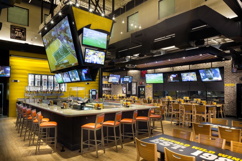 Sport bar de Buffalo Wild Wings con más de 70 pantallas en cada unidad. (Foto: Cortesía Buffalo Wild Wings)