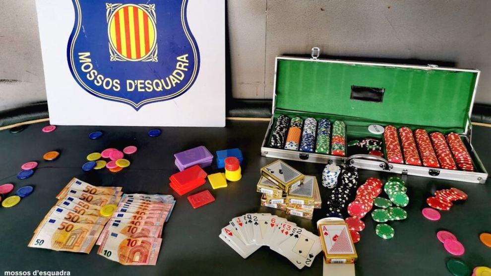 Los Mossos d'Esquadra desarticulan una partida ilegal de póker con 6 mil euros en fichas