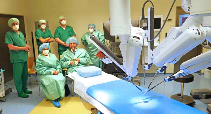  Paul Gauselmann y su esposa donan un robot quirúrgico de 1,4 millones de euros para el Hospital Lübbecke