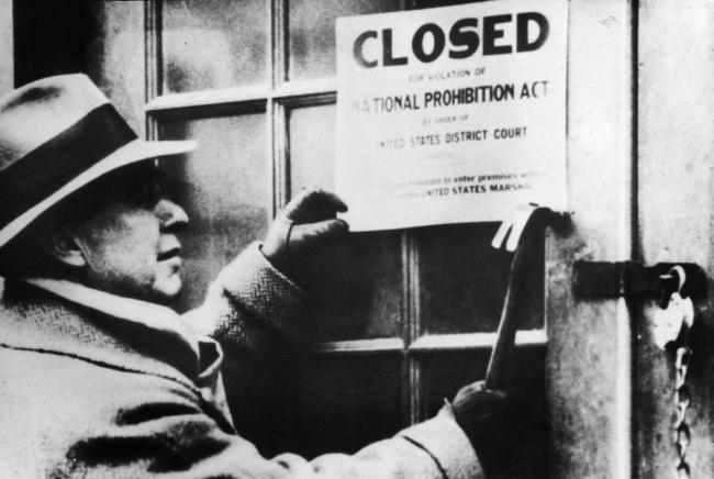 Como la Ley Seca de hace un siglo consiguió aumentar el consumo de alcohol y la aparición de locales ilegales