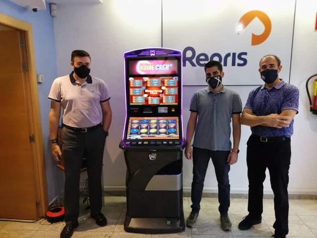 De izquierda a derecha: José Luis Morales, de Orenes Catalana; Ricardo Dorado, de Grupo Repris; y Carles Torres, Delegado Comercial de NOVOMATIC Spain.