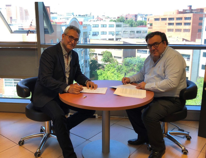 D. Santiago Escribano Testaut en representación de R. Franco a la derecha y Don Juan Gómez en representación de Cajugo a la izquierda