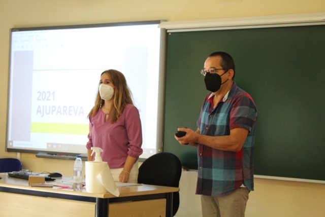 El Presidente de AJUPAREVA, Ángel Aranzana con la profesora de la UVA, Raquel Martínez.