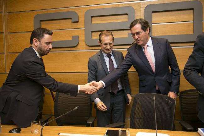   El Presidente de la CEOE, Antonio Garamendi, en una reciente asamblea de ANESAR saluda a Enric Sanahuja ante la presencia de Josep Vall