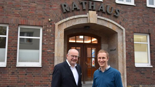 Dieter Kuhlmann, miembro del Consejo de Administración del Grupo Gauselmann; y Daniel Zimmermann, alcalde de la ciudad de Monheim am Rhein.