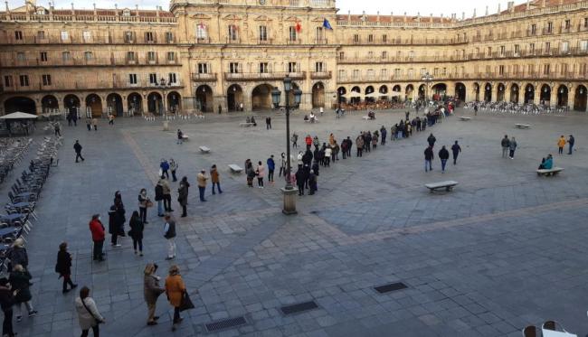 Cola para hacerse con la lotería de Navidad de la USAL. Foto SALAMANCA24HORAS.
