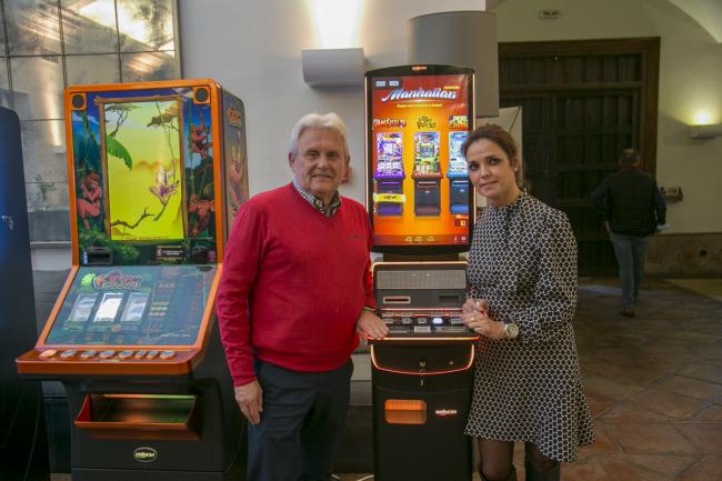 Marta Cordón de CEUS entregó el premio de una máquina KONG CHITA al ganador José Luis Cañizares de la empresa Videocel