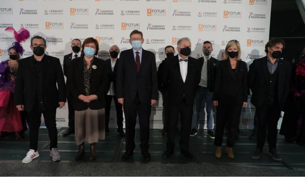 Los trabajadores de las salas de bingo premiados en una ceremonia con Ximo Puig