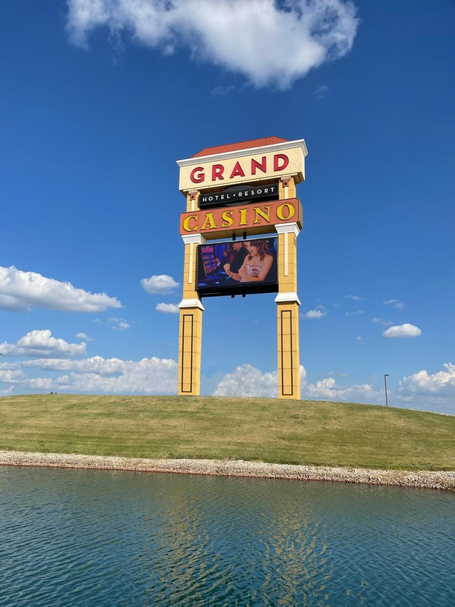 JCM Global instala un enorme letrero al aire libre en Grand Casino Hotel & Resort