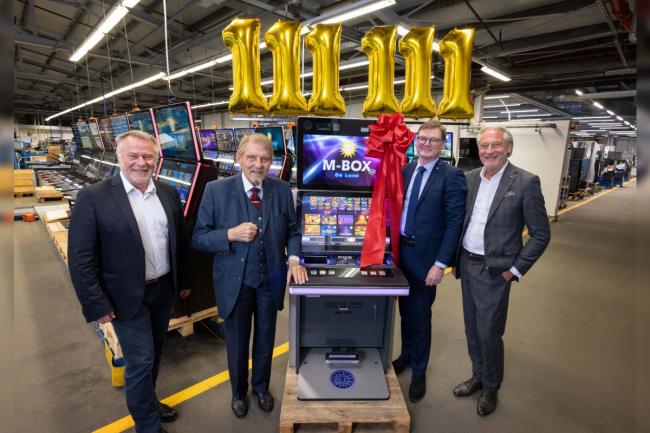  Gauselmann celebra la fabricación de la M-BOX 111.111 y dona 111.111€ a las víctimas de las inundaciones de 2021