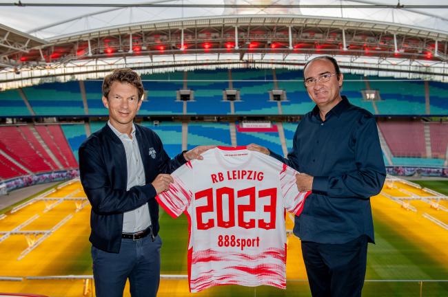 De izquierda a derecha, Matthias Reichwald, director comercial del RB Leipzig, y Pedro Barreda, director internacional de Marketing y Patrocinios de 888
