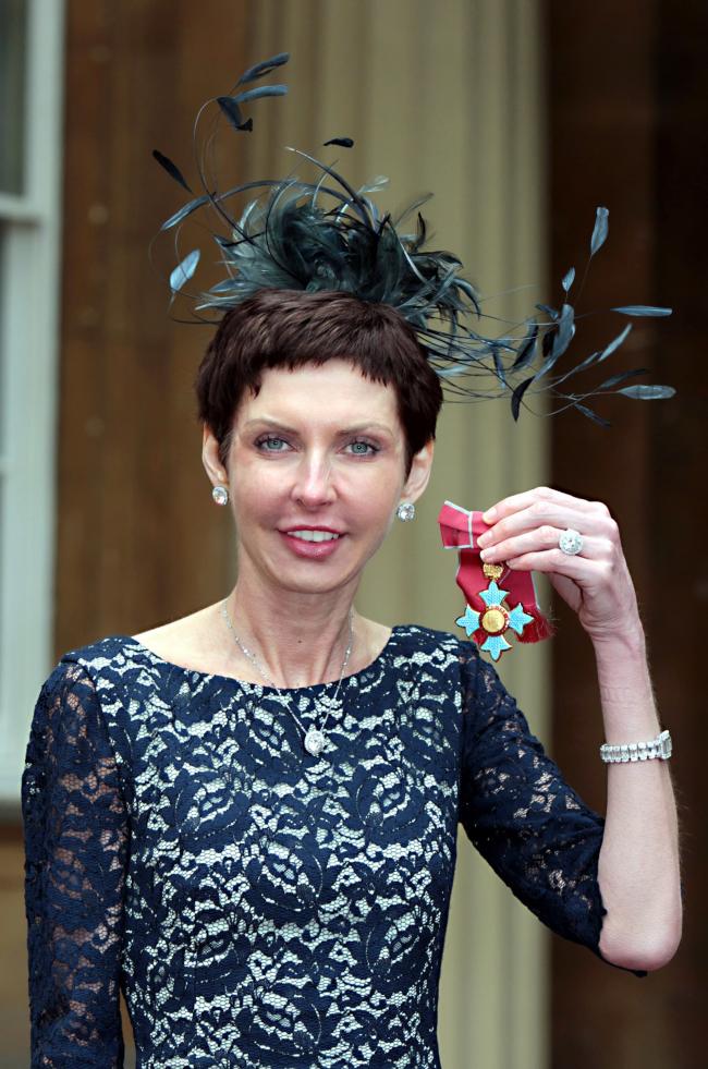 La directora ejecutiva de Bet365, Denise Coates, posa con su medalla de Comandante del Imperio Británico (CBE) 