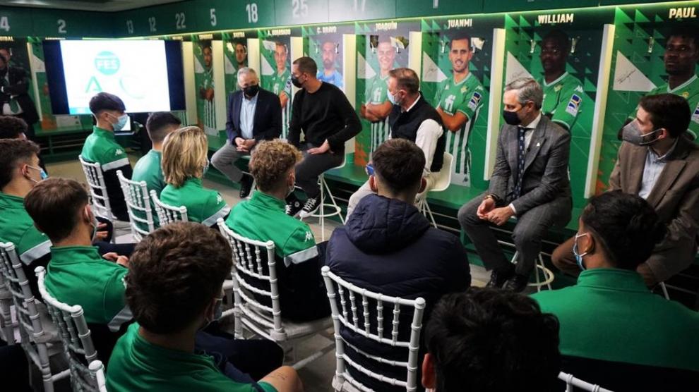 El Betis se hace eco de la presentación del Proyecto FES y la charla formativa a los jugadores de su cantera