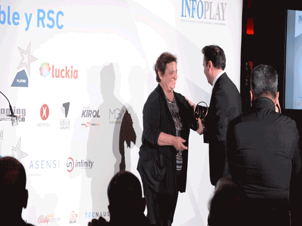 Enric Sanahuja recibe el Premio a la Empresa más comprometida con el Juego Responsable y RSC para MGA Industrial entregado por Xavier Salvadó y Antonia López 