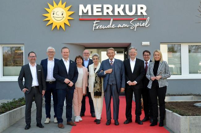 Paul and Karin Gauselmann together with Daniela Beihl (FDP), Oliver Vogt (CDU), Achim Post (SPD), Ernst-Wilhelm Rahe (SPD), Bianca Winkelmann (CDU), Mayor Henning Vieker, building contractor Frank Kögel and Lars Reichel (Group Real Estate)