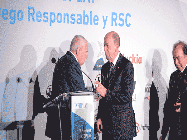  Joaquín Leguina y Luis Miguel Torres entregaron el Premio al empresario más destacado en Juego Responsable que recibieron Ángel y José Antonio Díaz Carbajosa