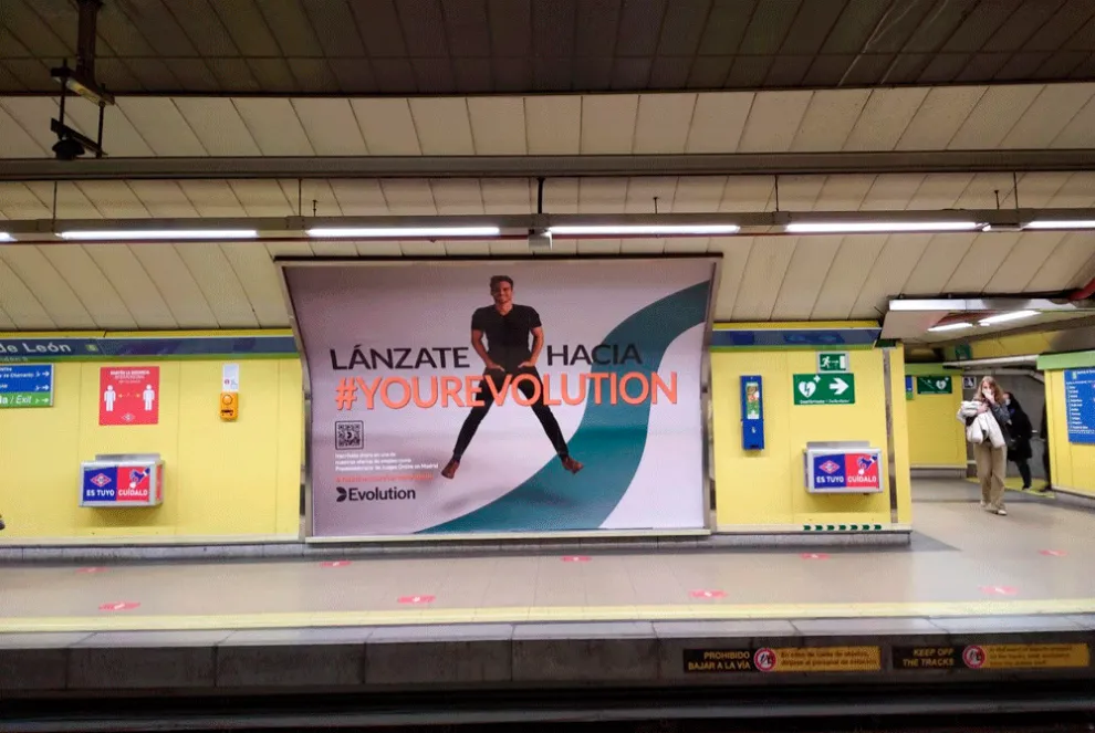 Evolution llega con todo a Madrid y promociona su oferta laboral incluso en las estaciones de metro
