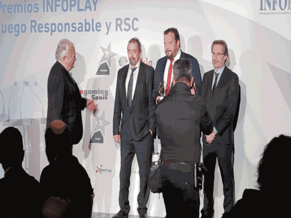 Juan Lacarra y Peio de Frutos reciben el Premio a la Labor Formativa en Juego Responsable de manos de Fernando Fernández de Trocóniz y José Vall 